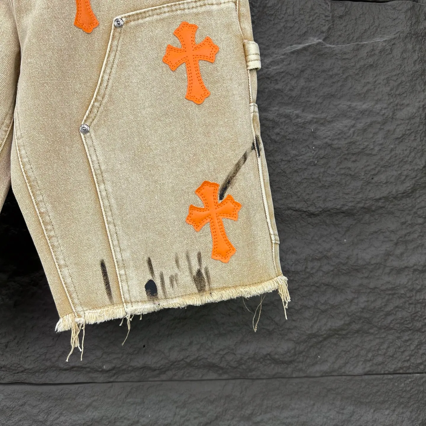 P240 GALLERY DEPT. & Croixin co-branded 2025 new limited edition spliced ​​splash-ink hand-painted orange cross patchwork couple style washed loose denim shorts 🔥High version🔥High version🔥 Original customized denim fabric, the same raw material denim fabric as the Internet celebrity star, full body splicing loose version, splash-ink hand-painted craftsmanship with multiple orange cross embroidery patchwork style designs, very high-end and stylish! The fabric feels very comfortable and these denim shorts are super versatile and look great! ! Complete three standards, same style for men and women 👫A must-have item for everyone Color: black, khaki Size: 28, 30, 32, 34, 36 (five sizes)